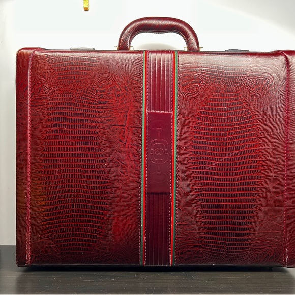 Red Gucci Briefcase with Reptile Skin Texture and Glossy Finish - Picture 2 of 3